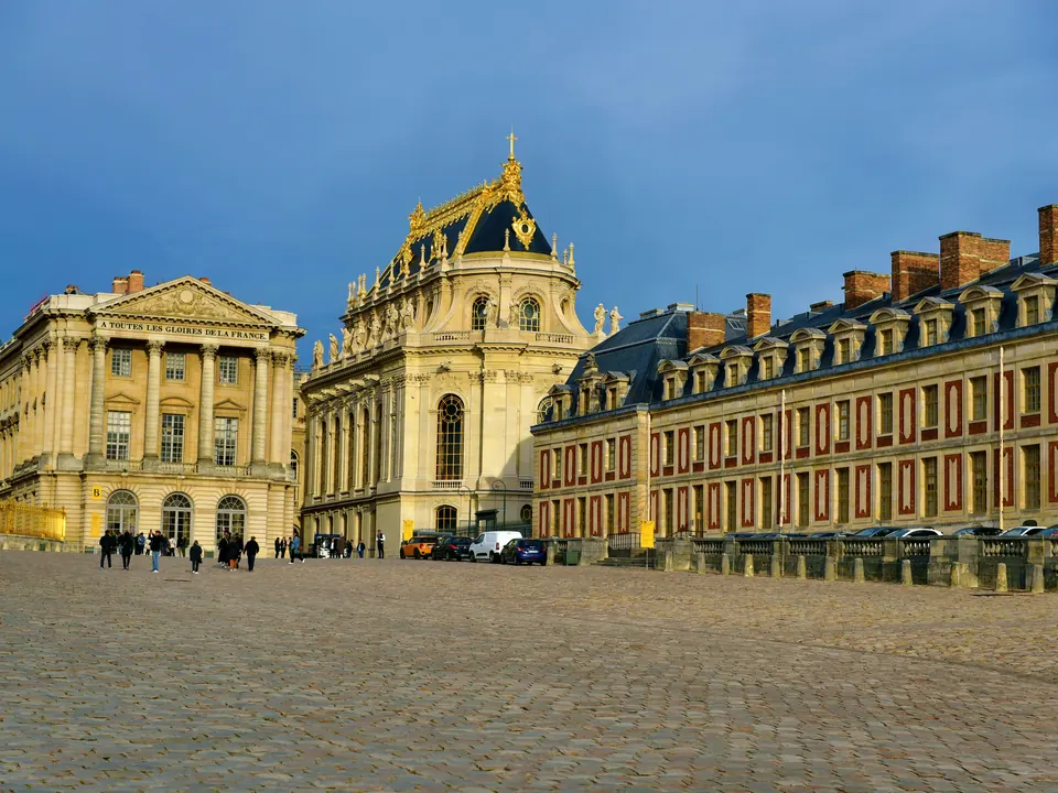 La cour du château de Versailles et les façades qui l'encadrent